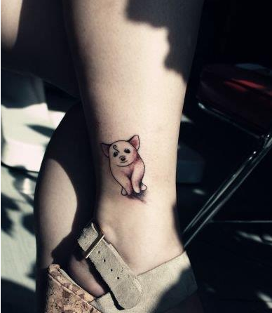 点击大图看下一张：靓女腿部喜欢的小猪刺青图案
