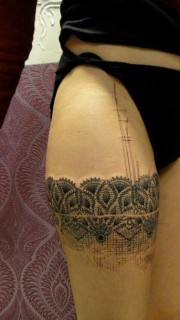 女人腿部性感潮流的蕾丝纹身