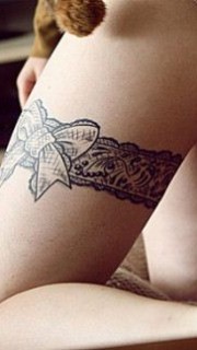 美腿上性感的蕾丝蝴蝶结纹身图案