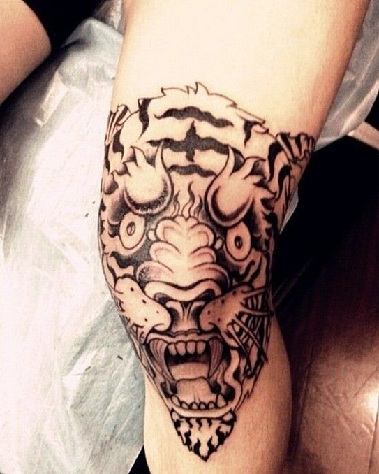 点击大图看下一张：膝盖上老虎头纹身图案