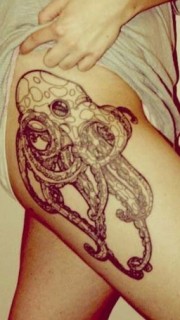 女性章鱼臀部纹身图案