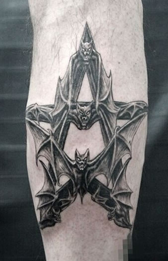 点击大图看下一张：令人感到心悸的腿部蝙蝠纹身图