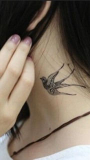 萝莉女生颈部清新的燕子纹身图案