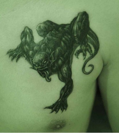 点击大图看下一张：男性胸部吸血鬼纹身图案