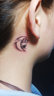美女耳后的月亮小图案纹身作品