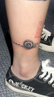 小腿上的蜗牛纹身图案