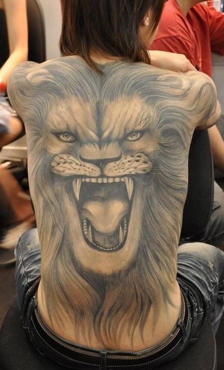 点击大图看下一张：非常霸气的后背雄狮纹身图案