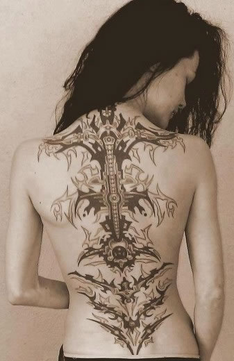 点击大图看下一张：美女后背上的叠加纹身图案大全