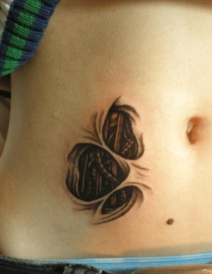 点击大图看下一张：女生腹部图腾抽象纹身