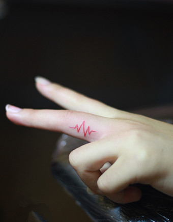 点击大图看下一张：女生手指心电图纹身