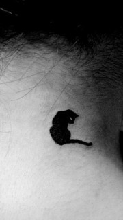 女生脖子上可爱的小猫纹身