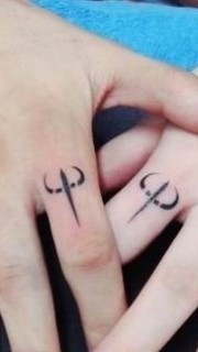 情侣手指上简单好看的纹身