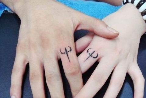点击大图看下一张：情侣手指上简单好看的纹身