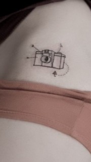 性感腰上的迷你相机纹身