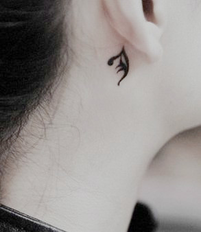 点击大图看下一张：女生耳根后黑白另类小纹身