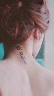 女性颈部字符刺青