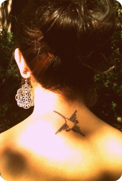 点击大图看下一张：女性颈部小鸟图腾刺青