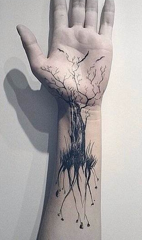 点击大图看下一张：手腕创意枯树纹身