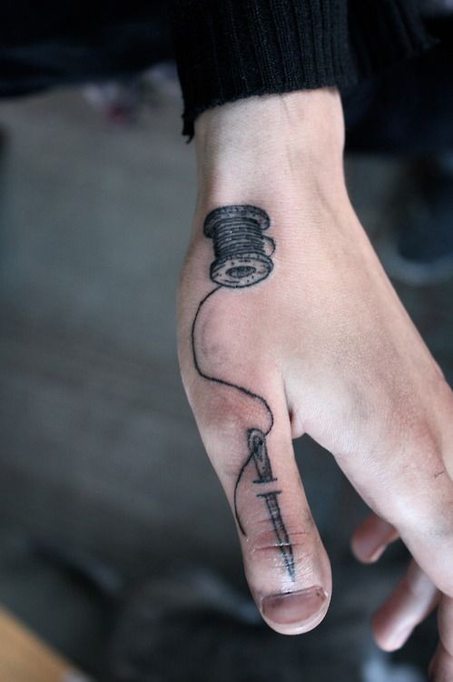 点击大图看下一张：手指上的针线纹身纹身图案
