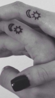 情侣手指小小的太阳月亮纹身图案