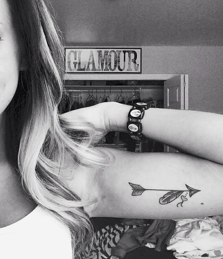 点击大图看下一张：女性手臂上漂亮的箭头纹身