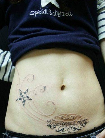 点击大图看下一张：美女腹部唯美的五角星藤蔓与字母纹身