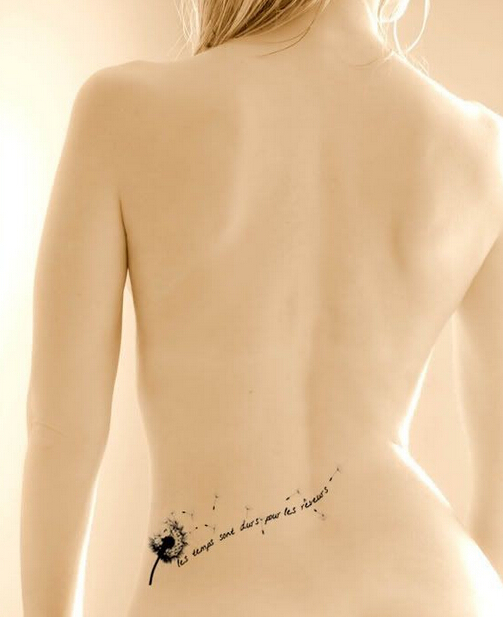 点击大图看下一张：女性腰部漂亮的蒲公英纹身