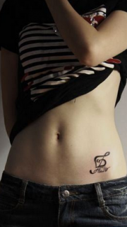 女孩子腹部小小的音符纹身
