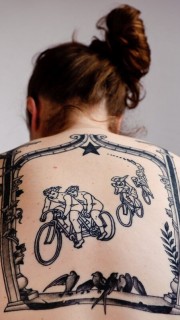女性背部一幅自行车比赛纹身