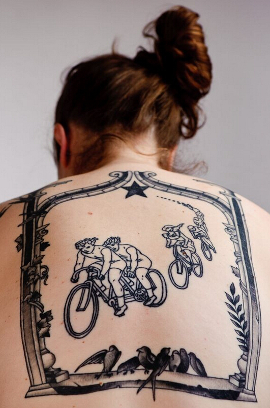 点击大图看下一张：女性背部一幅自行车比赛纹身
