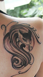 侧肩小狐狸纹身图案