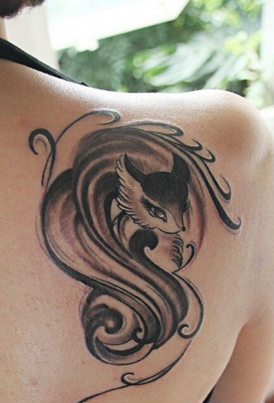 点击大图看下一张：侧肩小狐狸纹身图案