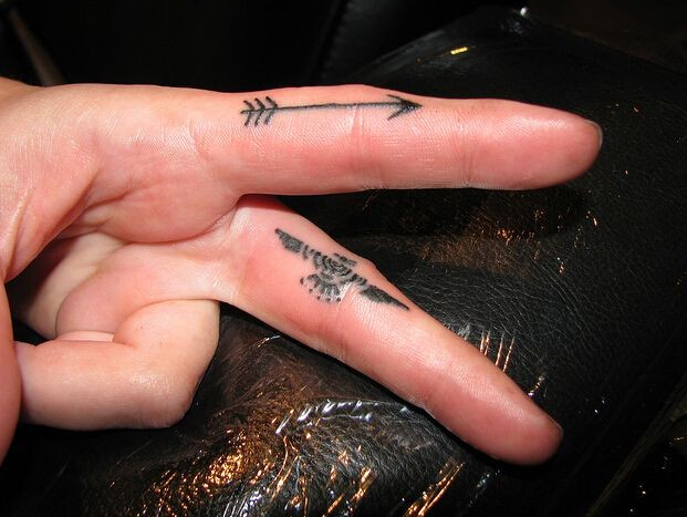 点击大图看下一张:手指上特别的符号