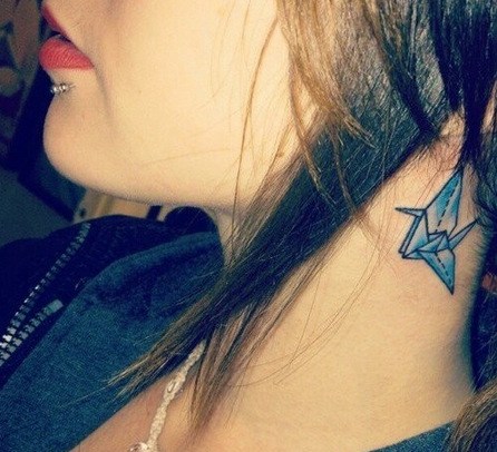 点击大图看下一张：美女颈部小小的千纸鹤纹身