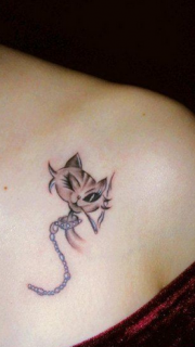 美女胸前小巧可爱的猫咪纹身图片