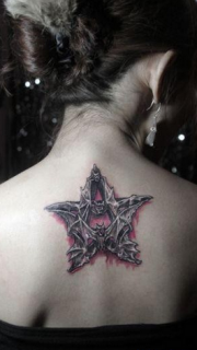 美女背部蝙蝠五芒星纹身图片