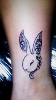 女孩子腿部可爱的小兔子纹身图片