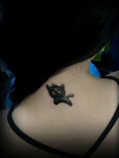 点击大图看下一张：后脖子的卡通小猫纹身图案