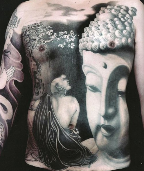 点击大图看下一张：男人胸腹上超酷的佛头纹身图案