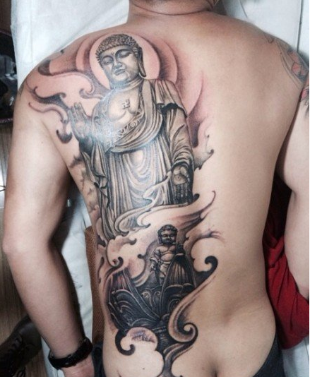 点击大图看下一张:男人后被半背经典的如来佛祖纹身图案