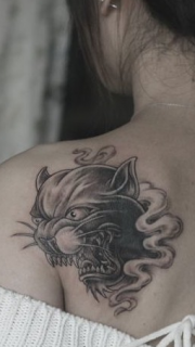 女孩子肩部黑豹头纹身图案