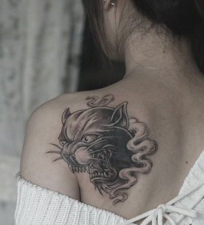 点击大图看下一张：女孩子肩部黑豹头纹身图案