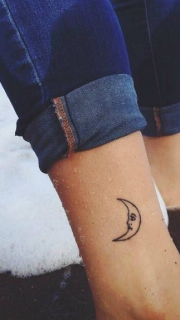 脚踝可爱的月亮纹身