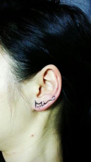 女生耳朵上的小猫咪纹身