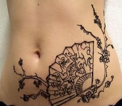 点击大图看下一张：女生腹部的折扇图案图腾纹身