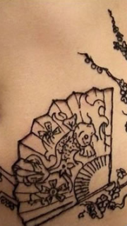 女生腹部的折扇图案图腾纹身