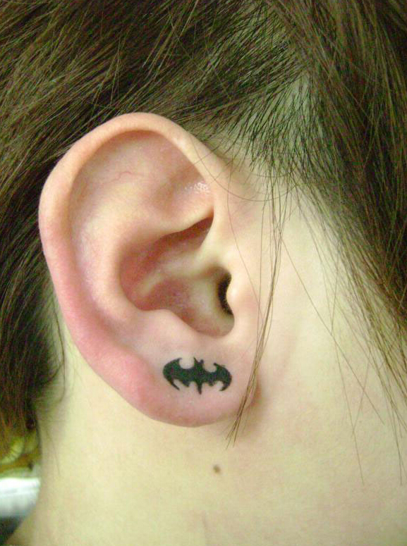 点击大图看下一张：耳朵小蝙蝠纹身图案