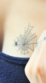 胸部性感蜘蛛网纹身