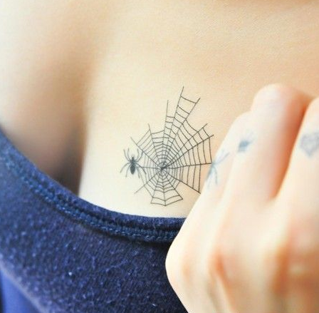 点击大图看下一张：胸部性感蜘蛛网纹身
