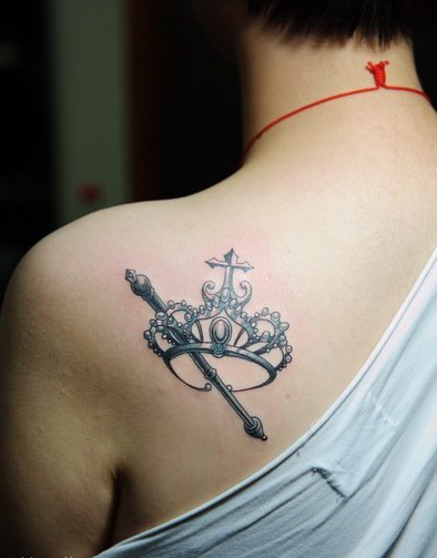 点击大图看下一张：肩部皇冠纹身图案纹身图片